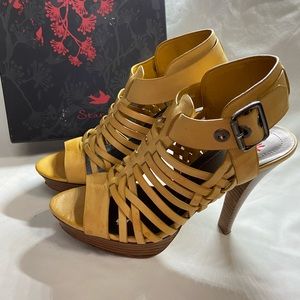 Beautiful summer Star Ling platform sandal mustard yellow 8.5